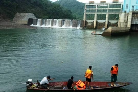 Thủy điện xả nước, 2 anh em bị lật thuyền 1 người tử vong