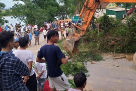 Đang đào đất tìm người bị vùi lấp sâu 7m