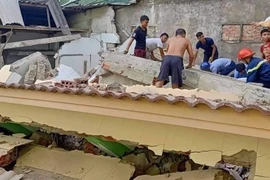 Nhà sập khi tháo dỡ, 1 người mắt kẹt được giải cứu 