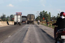 Nguy hiểm khi quốc lộ 1A ngàn tỉ hằn lún vệt 'luống khoai'
