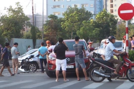 Xe Lexus gây tai nạn liên hoàn làm giao thông ách tắc