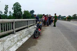 Nghi nữ sinh 16 tuổi để lại thư 'tạm biệt tất cả' rồi nhảy cầu