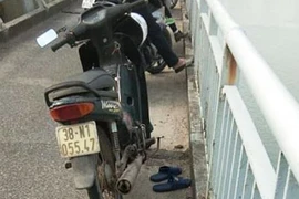 Người đàn ông sau ly hôn để lại dép và xe trên cầu rồi tự tử 