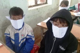 Học sinh miền núi làm khẩu trang bằng giấy phòng dịch Corona