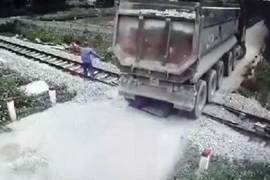 Nhân viên gác chắn cứu đoàn tàu khỏi tai nạn thảm khốc