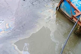 Xuất hiện vết dầu loang ở hạ nguồn sông Lam