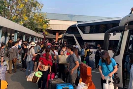 Cách ly quá tải vì hàng ngàn người từ Lào về tránh COVID-19 
