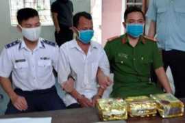 Liều lĩnh 'ôm' 3kg ma túy đá đi trên quốc lộ, bị cảnh sát bắt 
