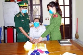Người mặc quần áo bộ đội chở 6 bánh heroin, 7.600 viên ma túy
