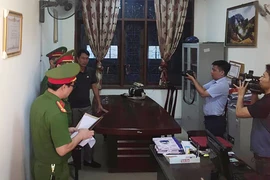 Đang khám xét phòng làm việc 1 quyền Trưởng phòng ở Nghệ An