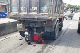 Đâm xe máy dính vào đuôi xe tải, nam thanh niên nguy kịch