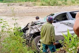 Vụ ô tô lao xuống vực: Hiệu phó và cô giáo không qua khỏi