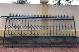 Sập cánh cổng trường làm học sinh lớp 3 bị rạn xương chân 