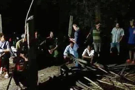 Nghi án con say rượu sát hại mẹ rồi tự tử 