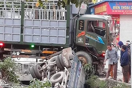 Xe tải bị tông lật xuống kênh, tài xế tử vong