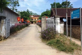 Cô gái quên giấy giới thiệu phóng viên giả trước trụ sở xã 