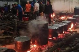 Đêm không ngủ nấu bánh chưng gửi bà con vùng lũ 