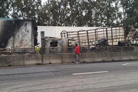 Tránh hiện trường tai nạn, xe container đâm xe tải, bốc cháy