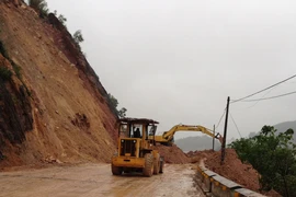 Sạt lở núi nghiêm trọng, quốc lộ 46 ách tắc 3 ngày nay