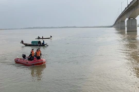 Cảnh sát đang tìm thanh niên để lại áo và ví trên cầu 