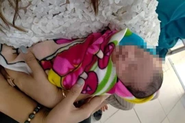 Bé trai 10 ngày tuổi bị bỏ rơi kèm mảnh giấy 'mẹ xin lỗi con'
