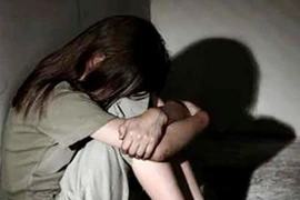 Khởi tố kẻ giao cấu với con riêng của 'vợ hờ' dẫn đến sinh con