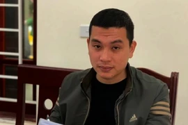 Đôi nam, nữ cho vay nặng lãi rồi đăng ảnh người vay tiền