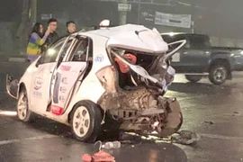 Xe bán tải đâm nát 2 xe taxi, nữ hành khách trẻ nguy kịch 