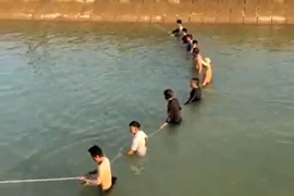  Đốt lửa tìm học sinh lớp 3 mất tích trên sông