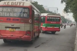 2 xe buýt ‘chèn’ nhau trên đường làm khách hoảng sợ