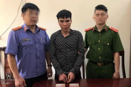 Trần Đình Thân bị bắt cùng tang vật là hai bánh heroin. Ảnh: NTV