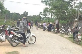 Người dân bàng hoàng trước sự việc hai vợ chồng anh T. tử vong. 