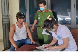 Nghệ An, Hà Tĩnh: Nhiều người bị phạt vì không đeo khẩu trang