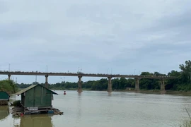 Người phụ nữ để lại 3 con nhỏ rồi nhảy cầu ở Sông Lam tự vẫn