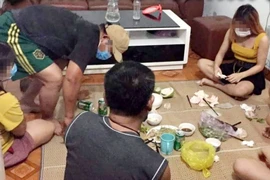5 người tụ tập uống nước chè bị phạt 50 triệu đồng 