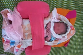Phát hiện bé sơ sinh để trong túi bóng, bỏ rơi bên đường 