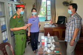 Người dân đưa hối lộ 200 triệu đồng cho nữ cán bộ địa chính xã bị khởi tố