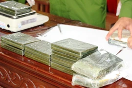Chạy xe máy chở 12 bánh heroin đi giao ở TP.HCM thì bị chặn bắt