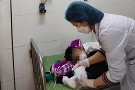 Điện thoại phát nổ khi đang sạc pin, bé 14 tuổi bị dập nát bàn tay