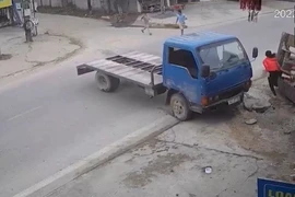Tài xế nhảy khỏi xe tải mất phanh, ô tô chạy tự do gây tai nạn chết người