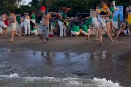 Công ty có nhân viên cởi áo ngực ở biển Cửa Lò xin lỗi người dân