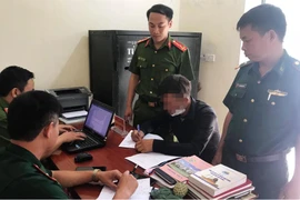 Người bố treo con gái 11 tuổi lên xà nhà đánh đã ra trình diện