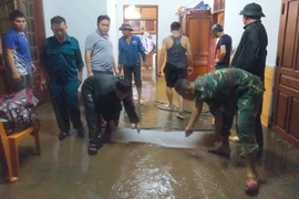 Lũ quét bất ngờ đổ xuống 1 thị trấn ở Nghệ An 