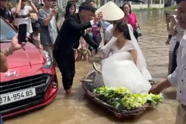 Cưới ngày mưa lũ, chú rể Nghệ An dùng thuyền rước cô dâu quê Bắc Giang 