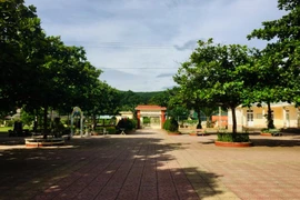 Phụ huynh mang dao vào trường đe dọa, hiệu trưởng phải quỳ gối xin lỗi