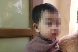 Tìm người mẹ bỏ con gái 1 tuổi trong thùng giấy