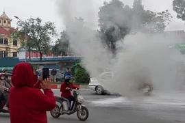 Ô tô đang chạy thì bốc cháy