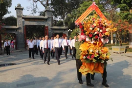 Đoàn đại biểu TP.HCM và các tỉnh Bắc, Bắc Trung Bộ dâng hương ở Khu di tích Kim Liên 