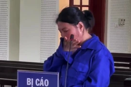 Người phụ nữ nhặt được súng mang về cất làm kỷ niệm, ra tòa khóc nức nở 