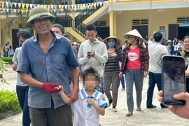 Học sinh lớp 1 ngủ quên trong tủ 4 giờ, cả xã hốt hoảng tìm kiếm